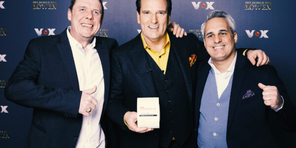 Mario Ballheimer, Ralf Dümmel und Fedi Choukair halten den ABDECKBLITZ in den Händen