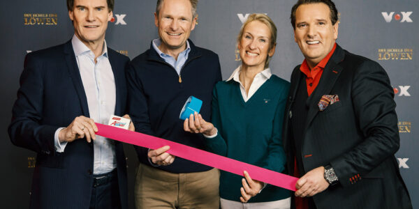 Carsten Maschmeyer, Jens Kroker, Sabine Kroker-Hohmann und Ralf Dümmel halten Aktimed in den Händen