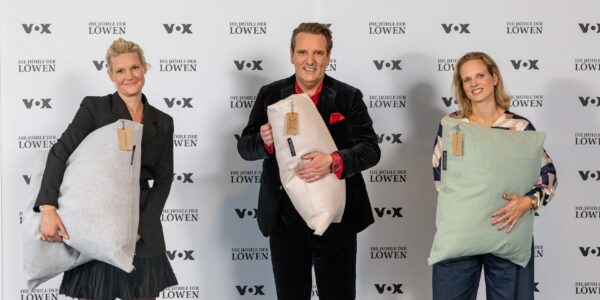 Annika Götz, Ralf Dümmel und Natalie Steger mit Badesofa am Set von 