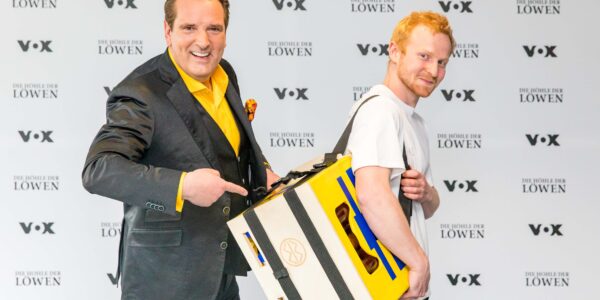 Ralf Dümmel und Tilmann Rothe mit BeerBag am Set von 