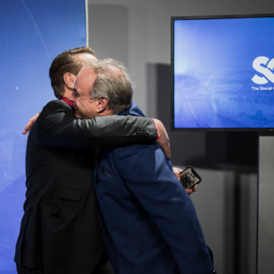 Ralf Dümmel, Geschäftsführer der DS Unternehmensgruppe, und Dr. Georg Kofler, Aufsichtsratsvorsitzender der Social Chain AG, umarmen sich.