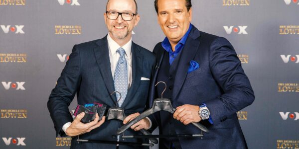 Ralph Ecks und Ralf Dümmel halten CAPSAIR in den Händen