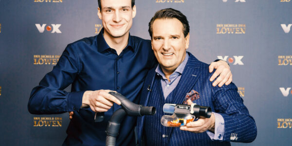 Tobias Gerbrach und Ralf Dümmel halten CatchUp in den Händen