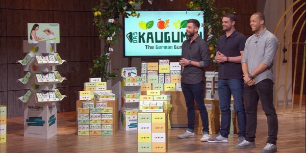 Ingo Hofmann, Andrej Mangold und Marcel Graf bei ihrem Pitch für Das Kaugummi am Set von