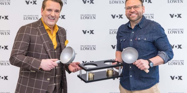 Ralf Dümmel und Steve Müller mit DeWok am Set von 