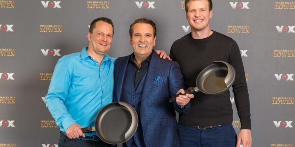 Tom Becker, Ralf Dümmel und Jan Heitmann mit EASY PAN am Set von 