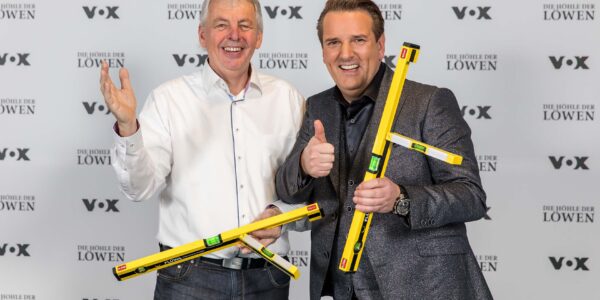 Karlheinz Voll und Ralf Dümmel mit der FLÜWA am Set von 