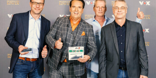 Frank Eckert, Ralf Dümmel, Bernd Müller und Matthias Herrnböck halten den FUGENTORPEDO in den Händen