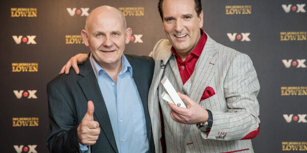 Detlev Sommer und Ralf Dümmel mit dem Fensterschnapper am Set von