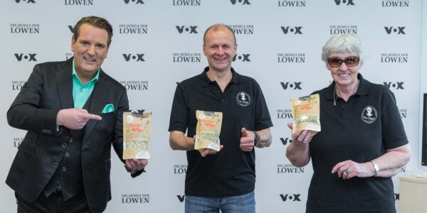 Ralf Dümmel, Thomas Leiendecker und Angelika Poppes mit Frau Poppes am Set von