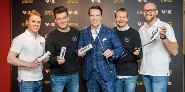 Jan-Lucca Sielski, Simon Gabriel, Ralf Dümmel, Alexander Wirtgen und Christoph Eisold halten am Set von