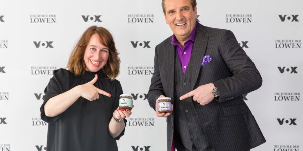 Ebru Erkunt und Ralf Dümmel mit HaselHerz am Set von 