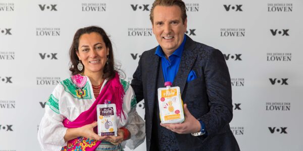 Paulina Carrera und Ralf Dümmel mit Hilli Fruits am Set von 