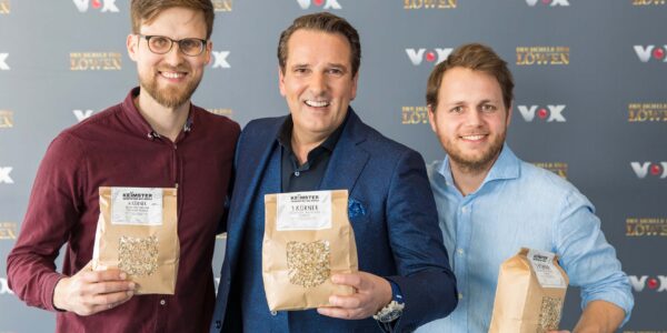 Michael Gebhardt, Ralf Dümmel und Erik Renk mit KEiMSTER am Set von 