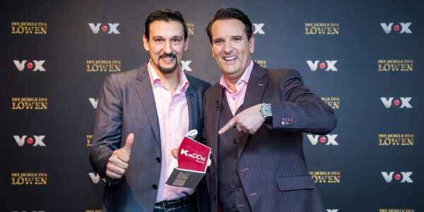 Ali Dilgin und Ralf Dümmel halten am Set von