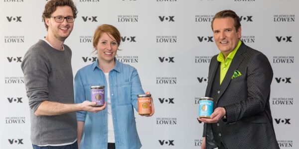 Janine Trappe, Felix Pfeffer und Ralf Dümmel mit KNÖDELKULT am Set von 