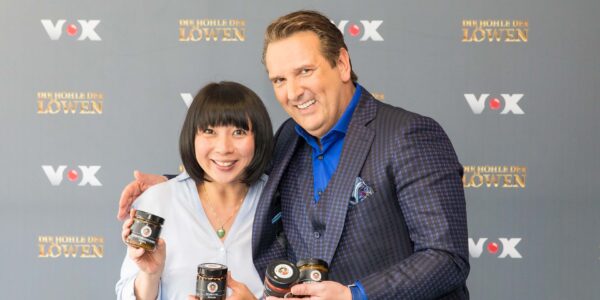 Tu-Nhu Roho und Ralf Dümmel mit MAMA WONG am Set von 