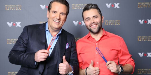 Ralf Dümmel und Davor Petrovic mit MIWIAM am Set von 