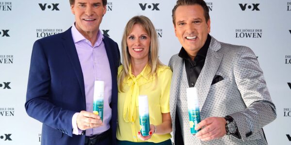 Carsten Maschmeyer, Jacqueline Torres Martinez und Ralf Dümmel mit MeDusch am Set von 