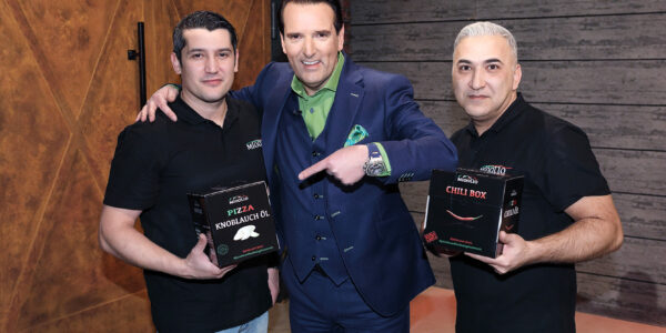 Gino Luigi Stella, Ralf Dümmel und Taner Gecer halten am Set von