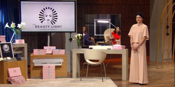 Susie Armonies bei ihrem Pitch für My BEAUTY LIGHT am Set von