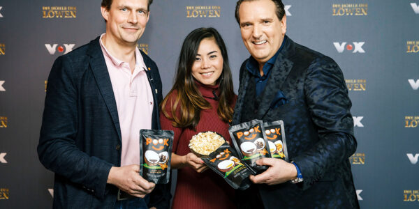 Michael Holtsch,Kanokporn Holtsch und Ralf Dümmel halten POOK in den Händen