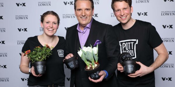 Antonia Cox, Ralf Dümmel und Alexander Cox mit bepflanzten POTTBURRI am Set von 