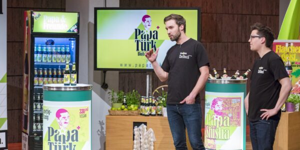 Jan Plewinski und Roman Wil bei ihrem Pitch für Kussbrause am Set von