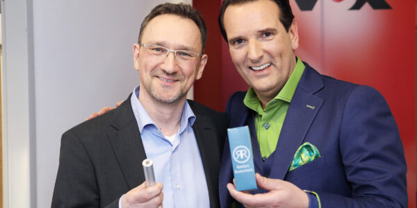Oliver Rokitta und Ralf Dümmel halten