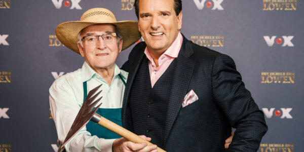 Rudolf Wild und Ralf Dümmel halten die RuWi Multiharke in den Händen