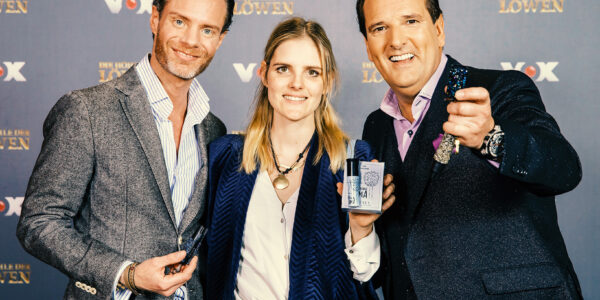 Julian Straube, Tahnee Laternser und Ralf Dümmel halten SAFAYA in den Händen