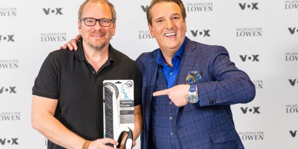 Michael Heide und Ralf Dümmel mit smartQ am Set von 