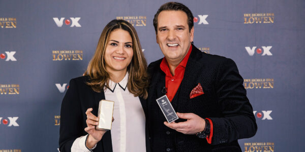 Sümmeyya Bach und Ralf Dümmel mit Soummé am Set von 