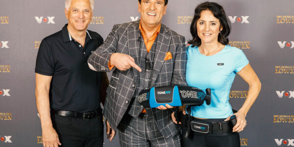 Michael Failer, Ralf Dümmel und Diana Failer halten den TONEFIT in den Händen