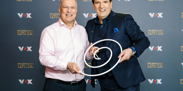 Andreas Plath und Ralf Dümmel halten den TROCKENFIX in den Händen