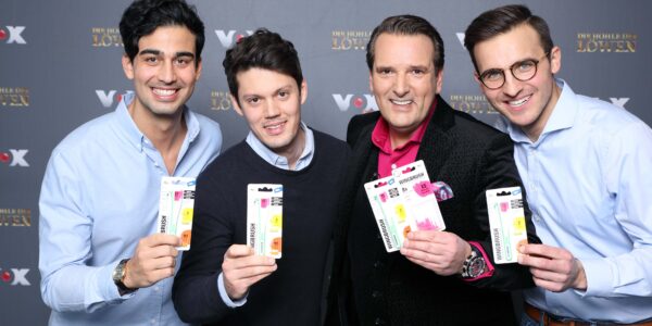 Burak Dönmezer, Marc Schmitz, Ralf Dümmel und Dr. Louis Bahlmann mit WINGBRUSH am Set von 