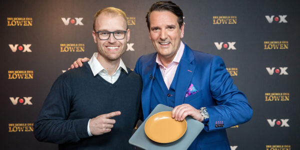 Marcus König und Ralf Dümmel halten den Yummynator in den Händen