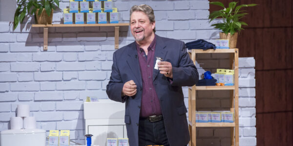 Karl-Heinz Bilz bei seinem Pitch für die Abfluss-Fee am Set von