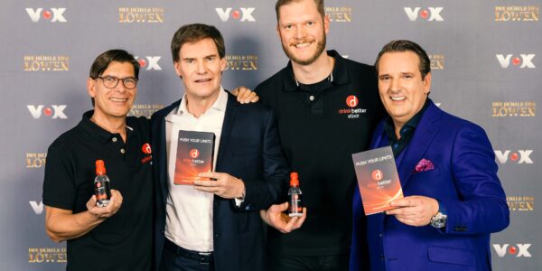 Christian Monzel, Carsten Maschmeyer, Johannes Bitter und Ralf Dümmel mit drinkbetter am Set von 