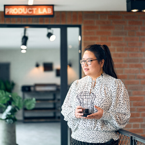 Eine Mitarbeiterin der DS Unternehmensgruppe vor dem Productlab.