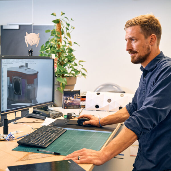 Ein Mitarbeiter der DS Unternehmensgruppe arbeitet am Schreibtisch.