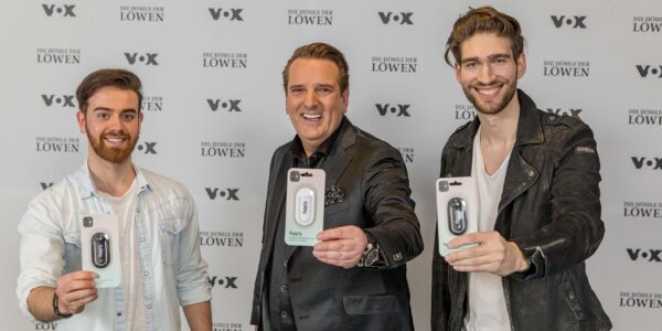 Cem Dogan, Ralf Dümmel und Philip Deml mit dem flapgrip am Set von 