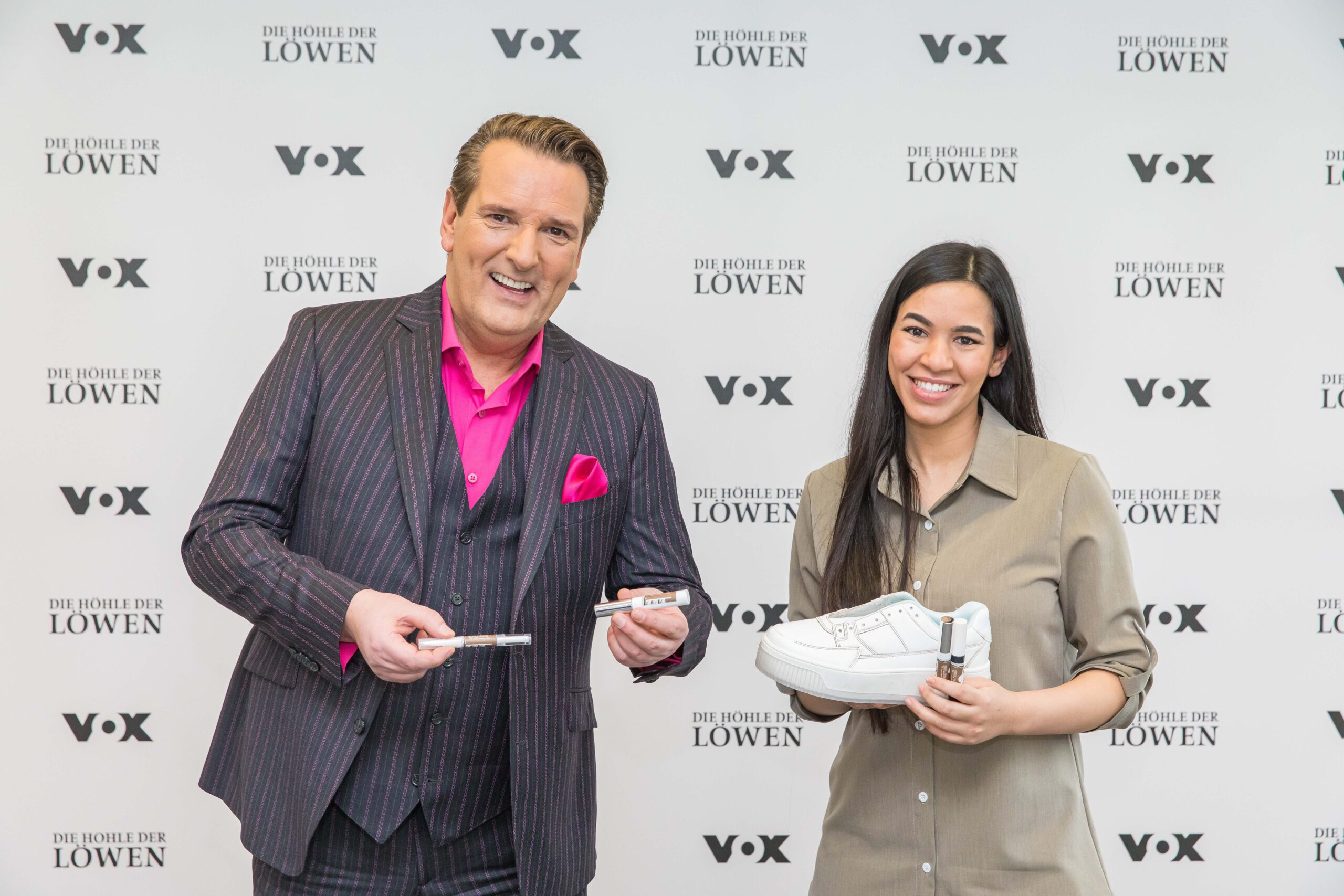 Ralf Dümmel und Lina Bouhmidi mit glossy DREAMS am Set von 