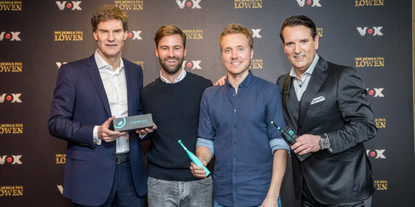 Carsten Maschmeyer, Florian Kiener, Stefan Walter und Ralf Dümmel halten am Set von