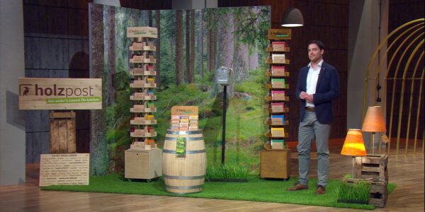 Felix Bank bei seinem Pitch für holzpost am Set von