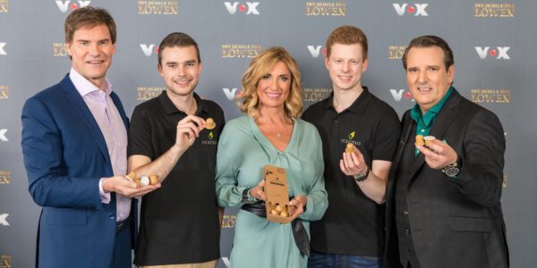 Carsten Maschmeyer, Julian Reitze, Dagmar Wöhrl, Stefan Zender und Ralf Dümmel mit rezemo am Set von