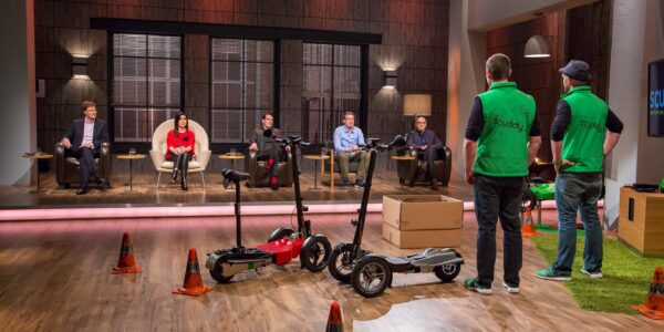 Carsten Maschmeyer, Judith Williams, Ralf Dümmel, Frank Thelen, Jochen Schweizer und die scuddy-Gründer Tim Ascheberg und Jörn Jacobi beim Pitch für scuddy am Set von