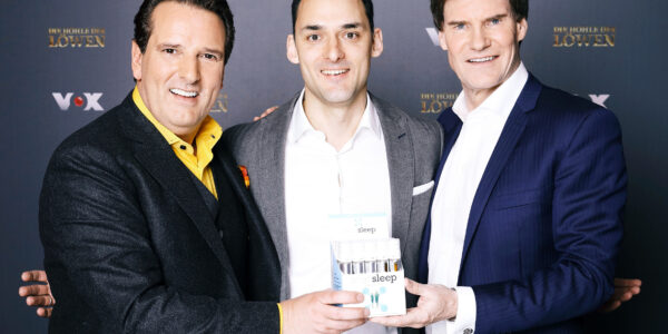 Ralf Dümmel, Markus Dworak und Carsten Maschmeyer halten smartsleep in den Händen