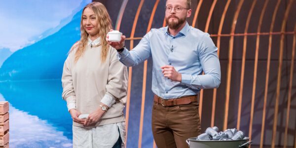 Inga Plochow und Richard Birich bei ihrem Pitch für yucona am Set von