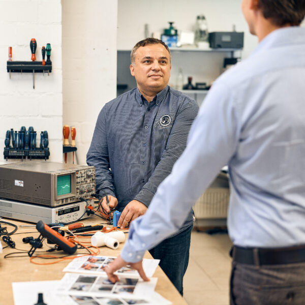 Zwei Mitarbeiter der DS Unternehmensgruppe arbeiten an einem Produkt.